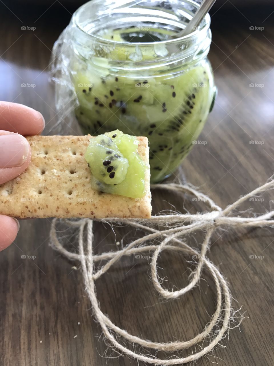 Homemade kiwi jam with crackers 