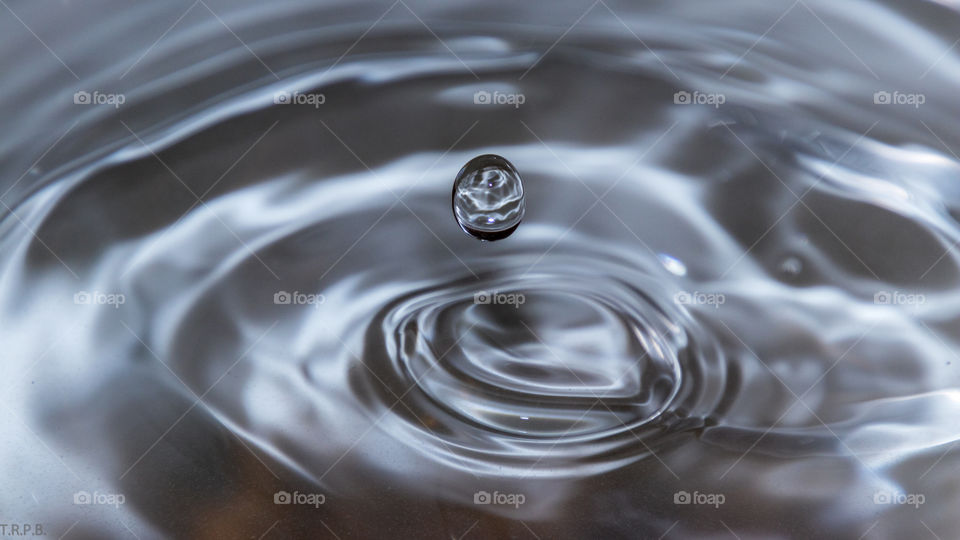abstract art dancing water droplets splashing