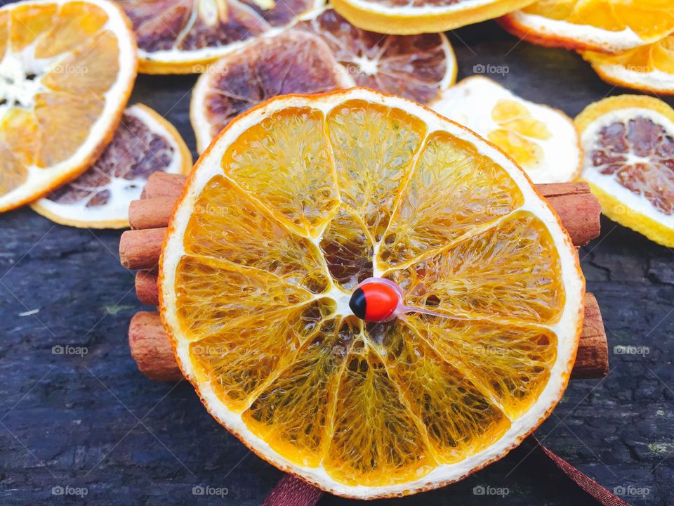 Christmas spirit:Dried oranges and cinnamon 