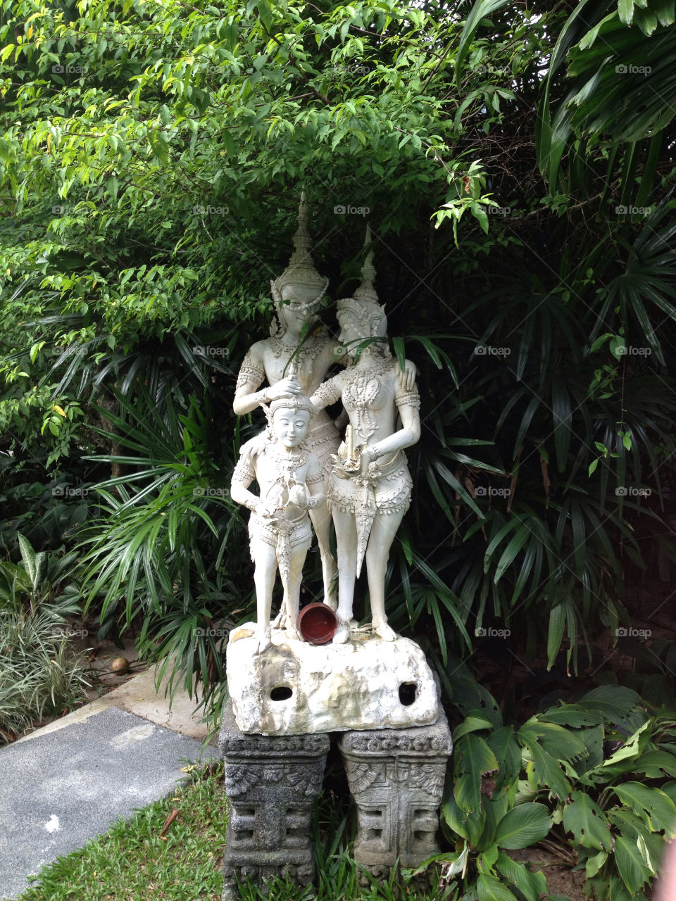 garden statue family love by lanocheloca