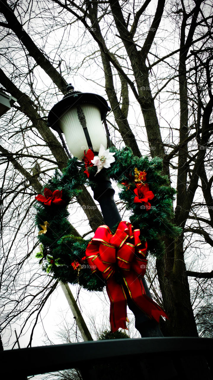wreath on lamp post