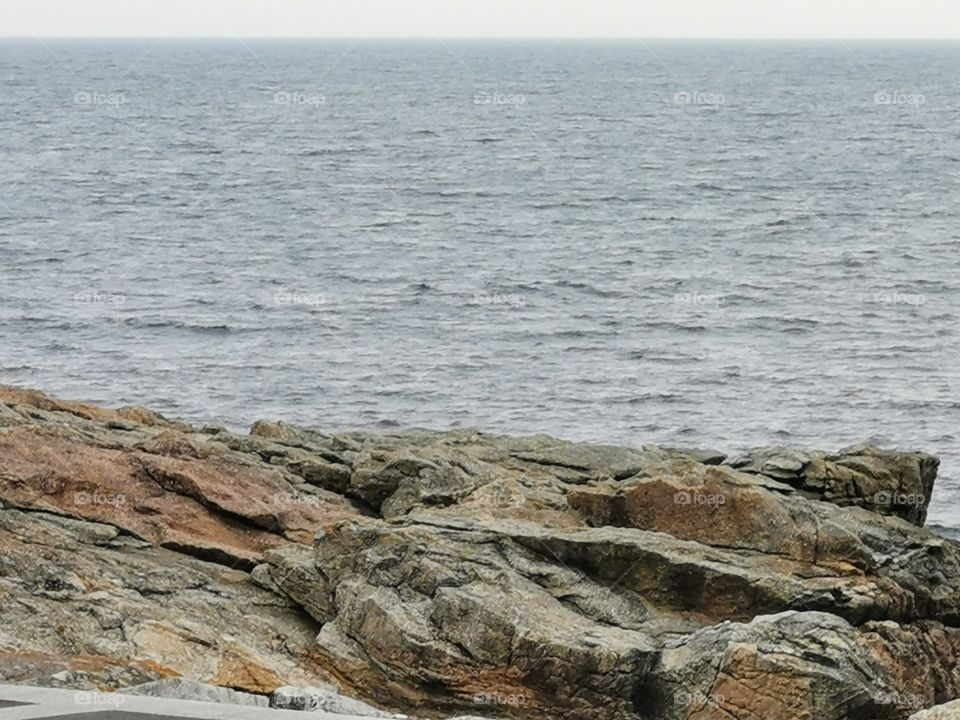 Unas rocas maravillosas en un día gris con. Su mar gris