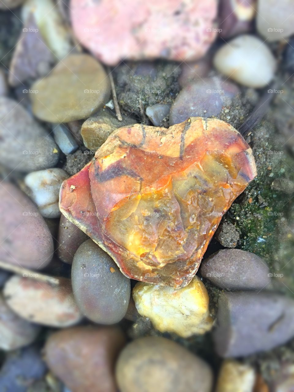Hidden Colours of a Cracked Pebble