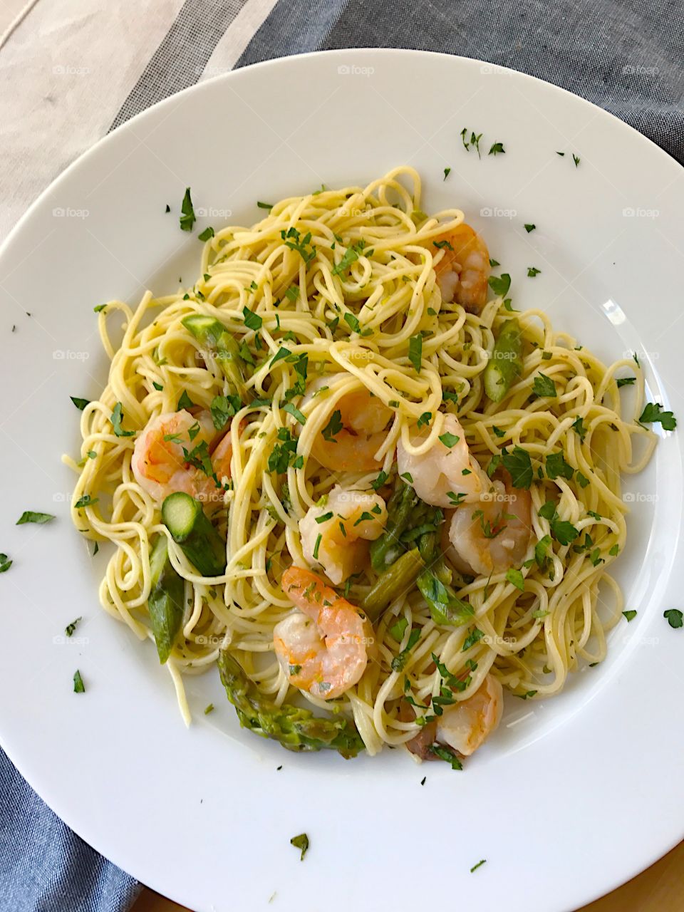 Pasta with shrimp and asparagus