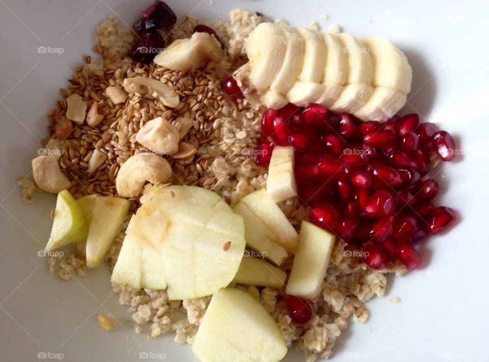 Oat flakes with fruits 