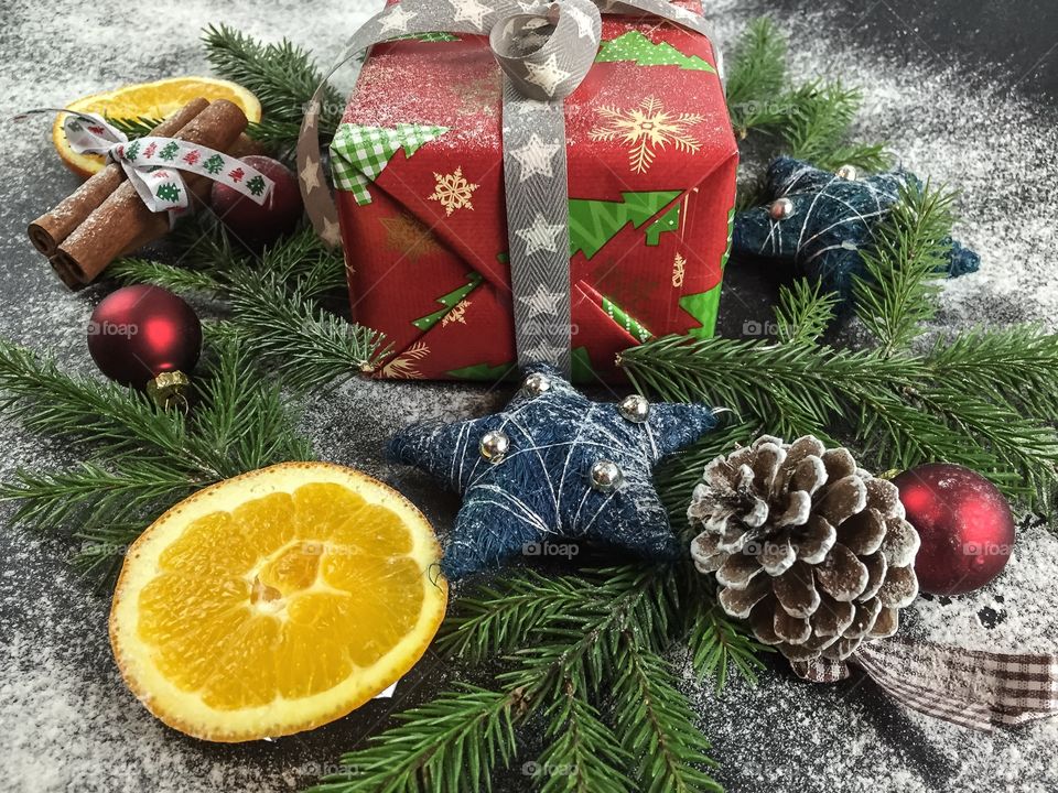 Christmas decorations with orange fruit and cinnamon