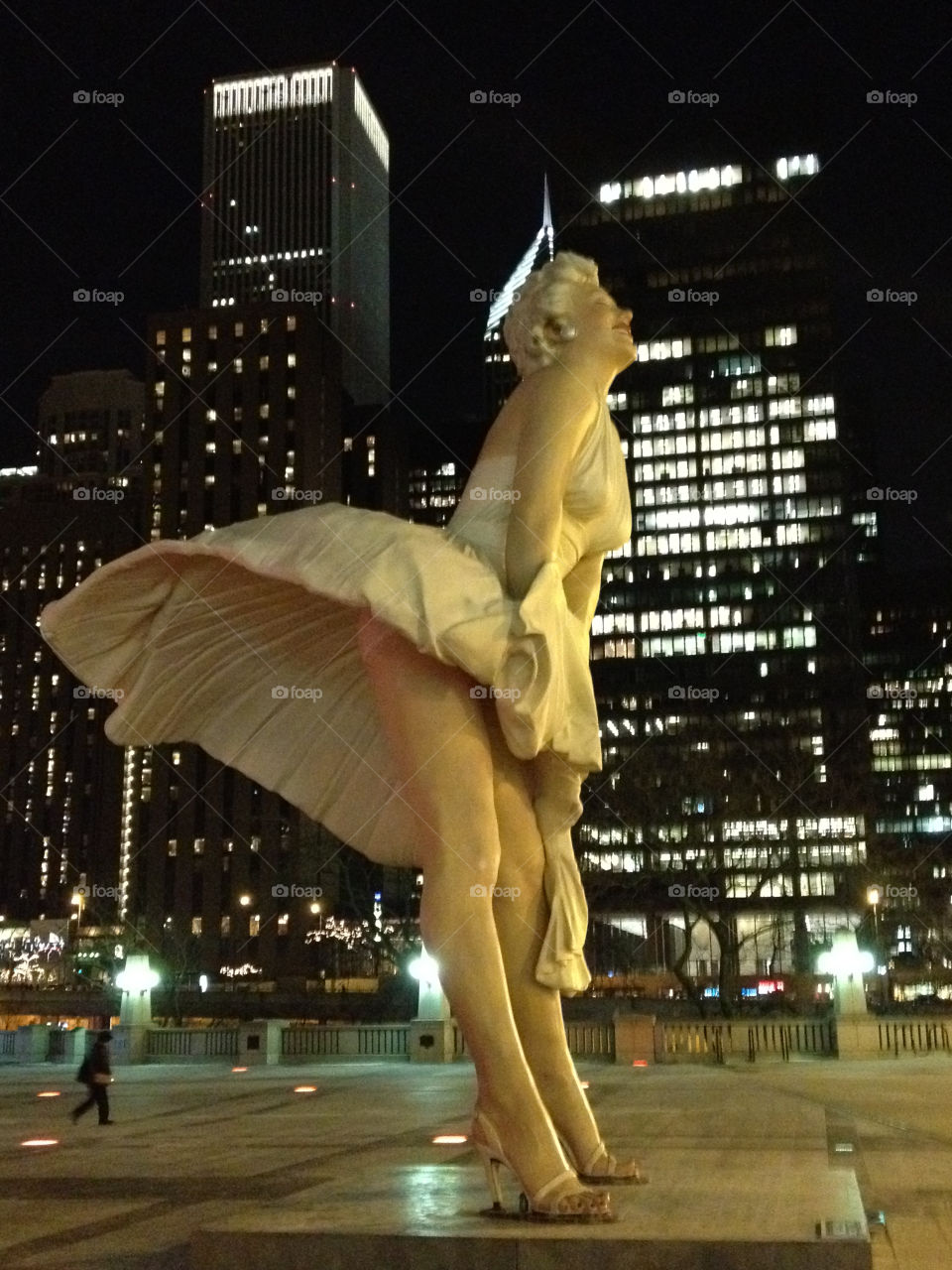 Marilyn Monroe tribute in Chicago at night