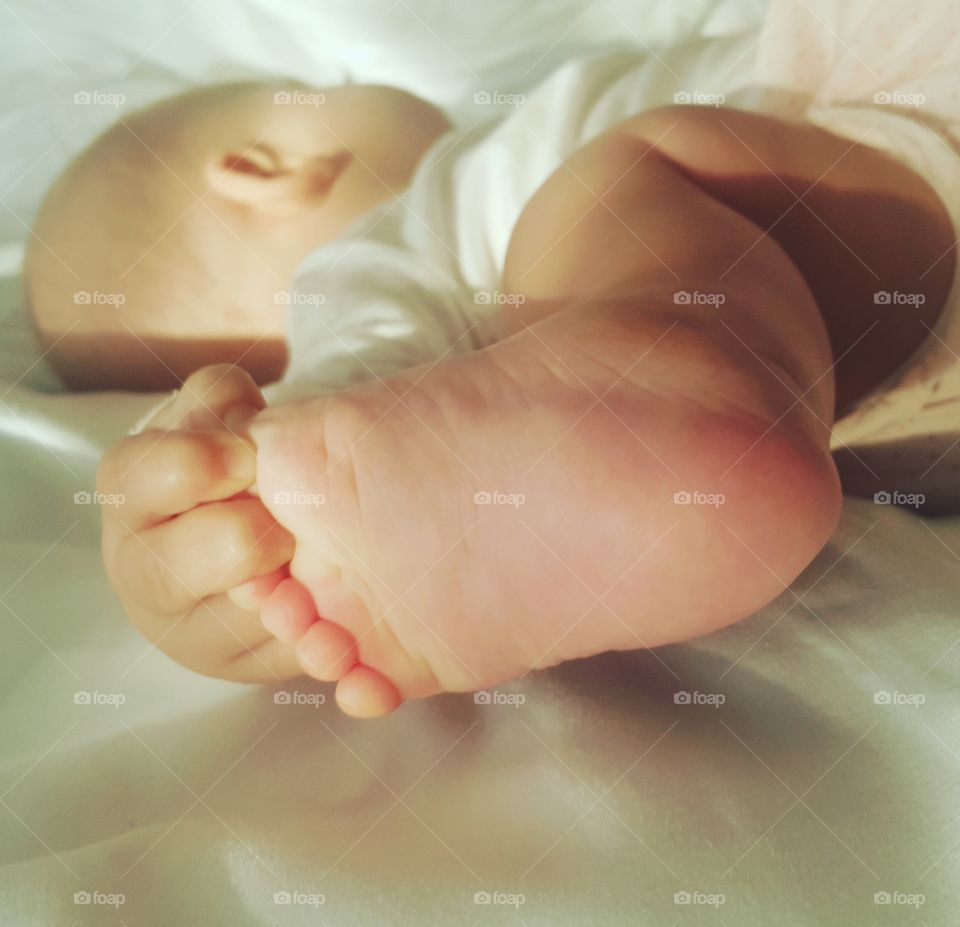 the kid holds his toes