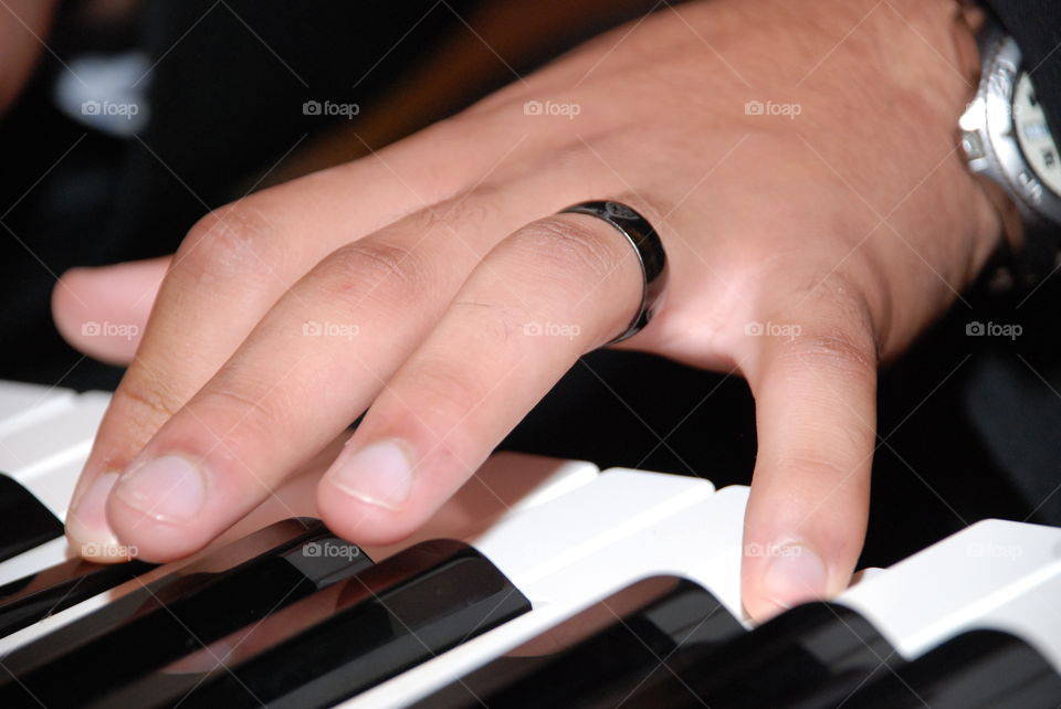 hand playing piano - mãos tocando piano