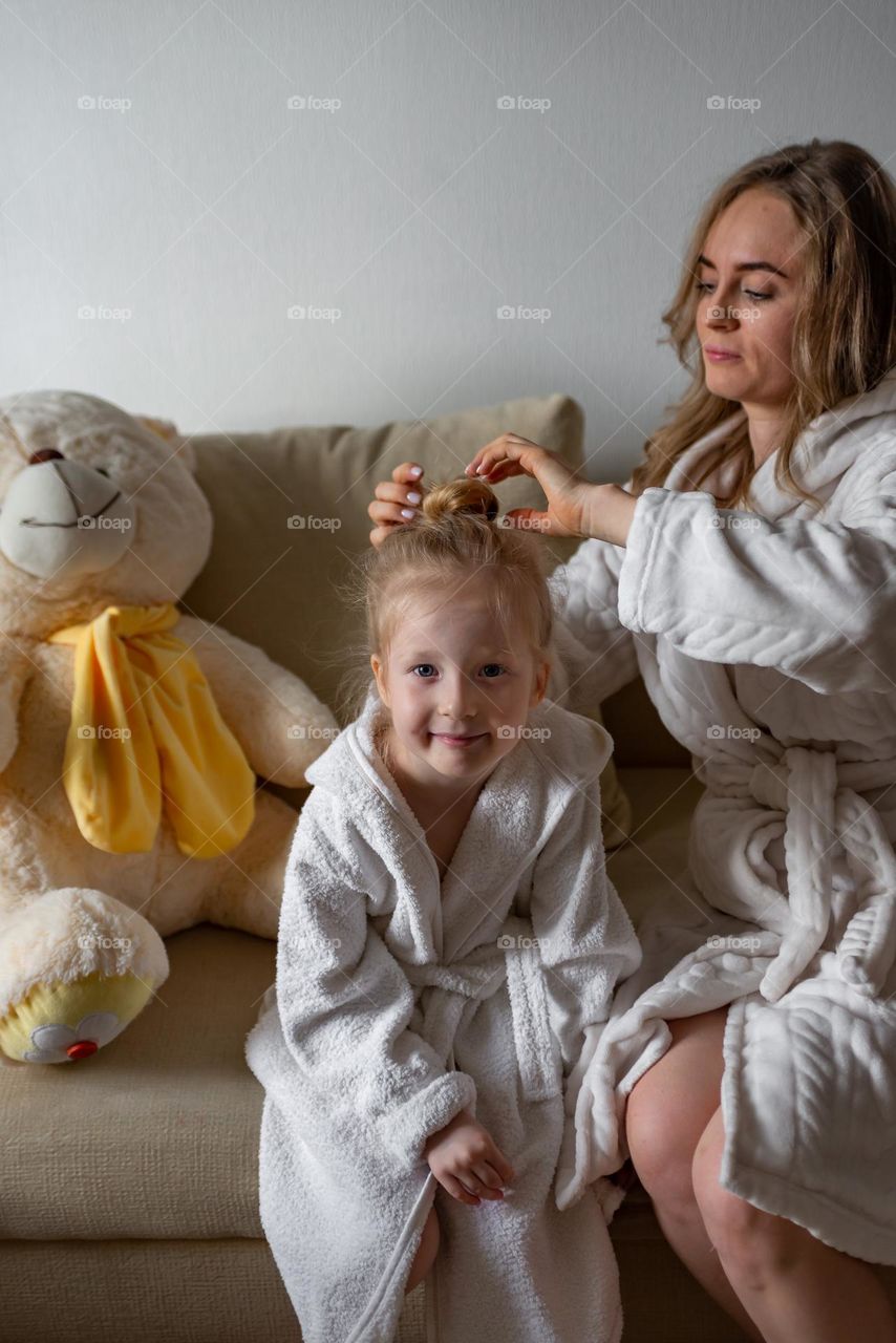 Mom does her daughter's hair, home beauty salon