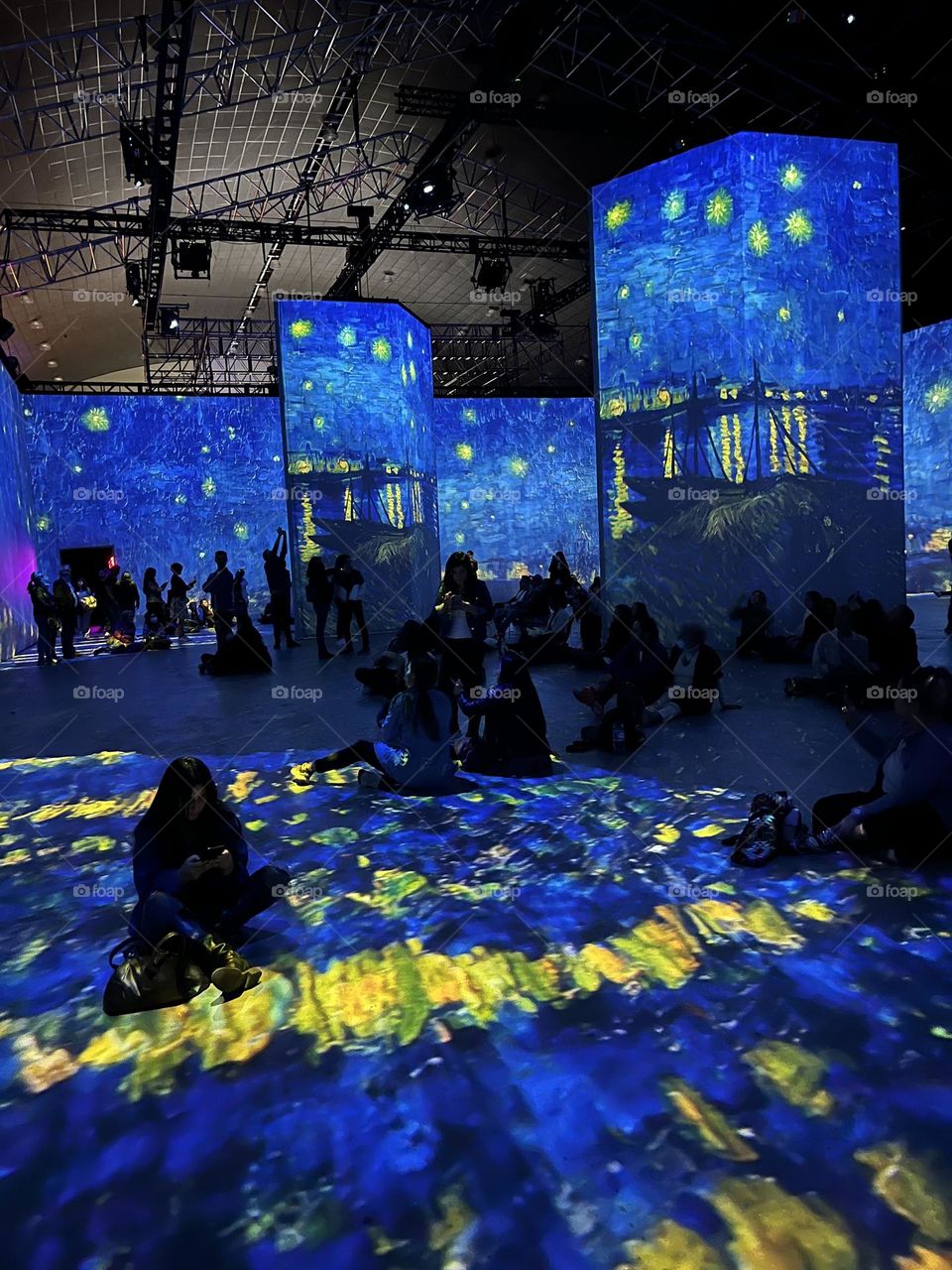 A crowd exposition in the museum 