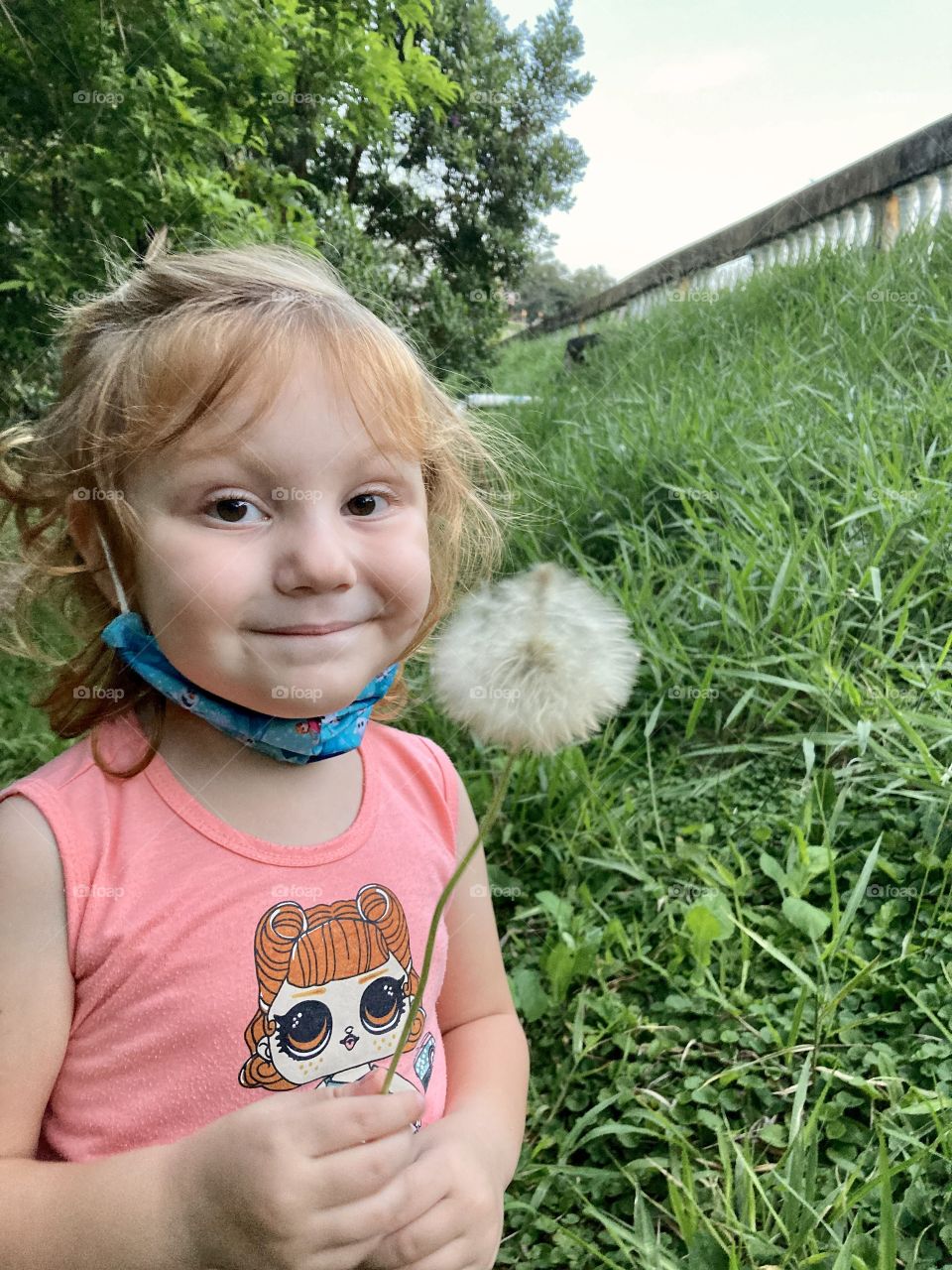 Here in Brazil we have many dandelions.  Look at my daughter Estela's face of happiness! / Aqui no Brasil temos muitos dente-de-leões. Olhe só o rostinho de felicidade da minha filha Estela! 