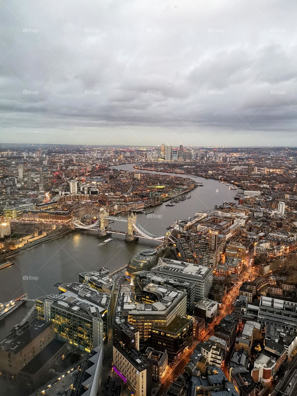 London. Cityscape. City view. London Bridge. Temza river. Cloudy day.