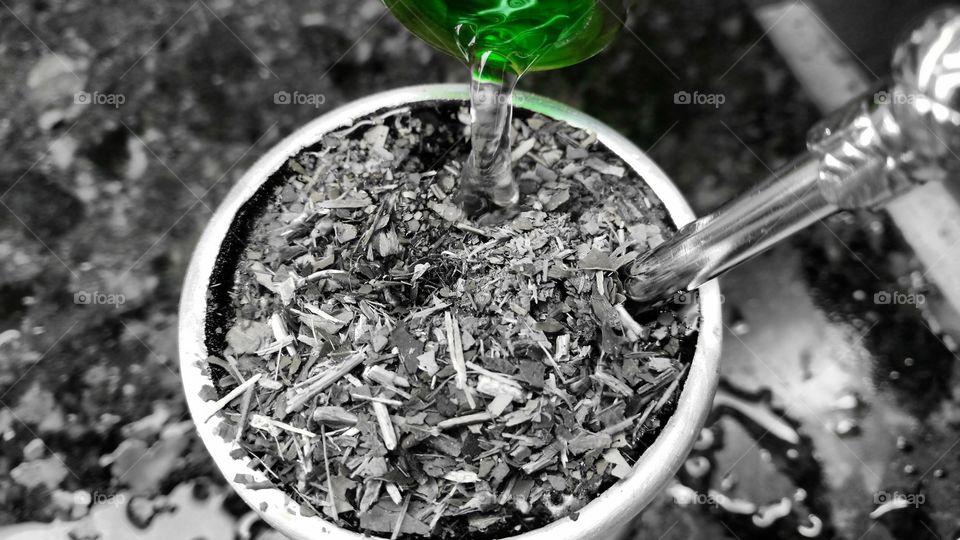 Água potável e ervas.