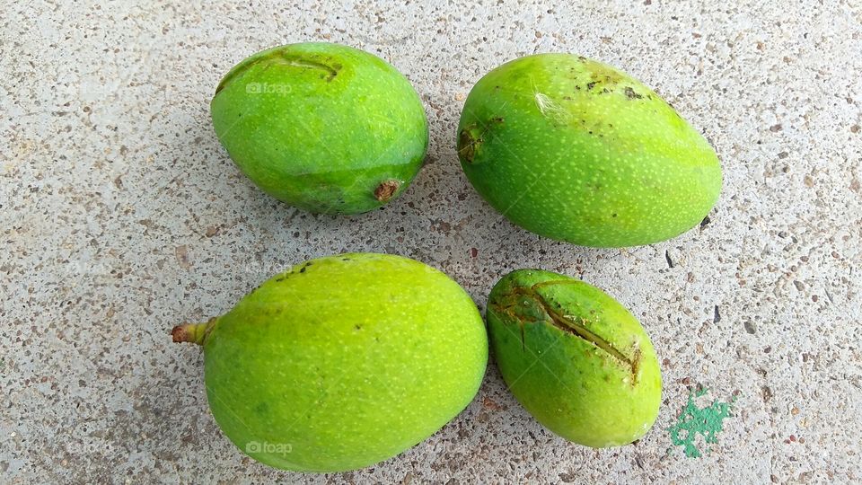 Benefits of raw mangoes: * Vitamin rich and rich in mineral. * The rich raw mango eyes rich in carotene and vitamins need to be kept good. Beta carotene helps in the prevention of diseases of the heart. Vitamin B1 and Vitamin-2 are in good quantity. 