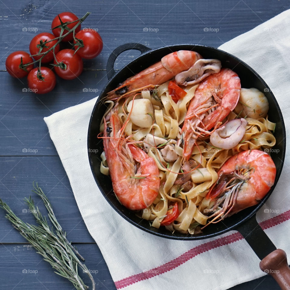 Preparation of pasta with shrimp