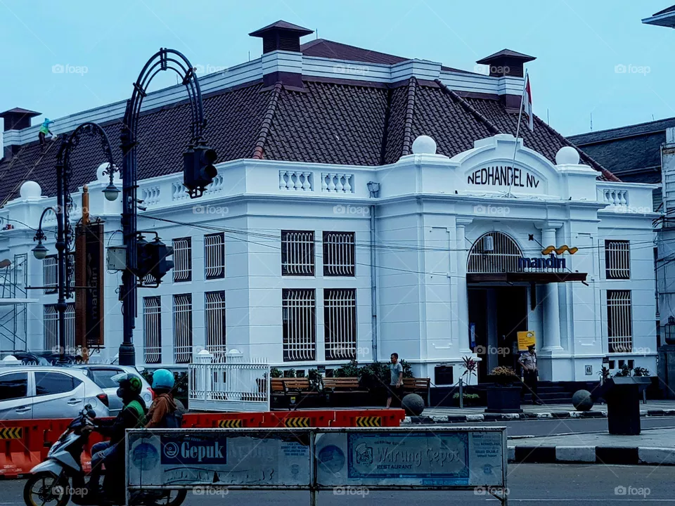 Nedhandel NV Building, On Jalan Asia Afrika Bandung Indonesia, Location is opposite alun alun square Bandung, At corner of intersection jalan asia afrika and jalan cikapundung barat, Now Nedhandel NV buliding is  used as The Mandiri Bank Building, Ne