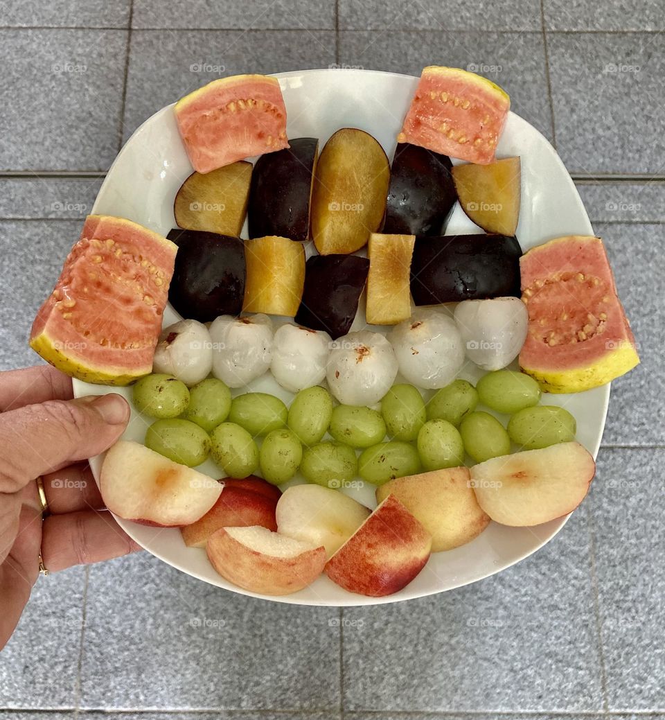 Healthy fruits for today: guava, plum, lychee, grape, peach and… creativity! Swap the chocolate for a fruit!  It's good. / Frutas saudáveis para hoje: goiaba, ameixa, lichia, uva, pêssego e… criatividade! / Troque o chocolate por uma fruta! Faz bem.