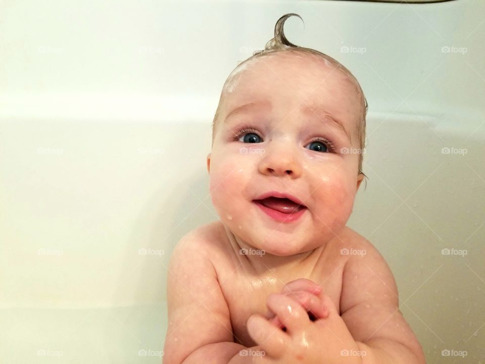Baby playing in the bath- color