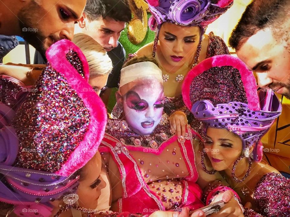 Drag queen and her/himself to the show with his/her helpers/team.
Portuguese festival.