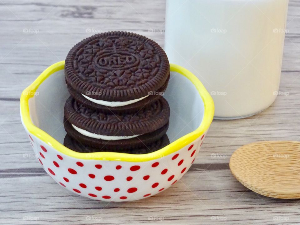 Oreo with milk