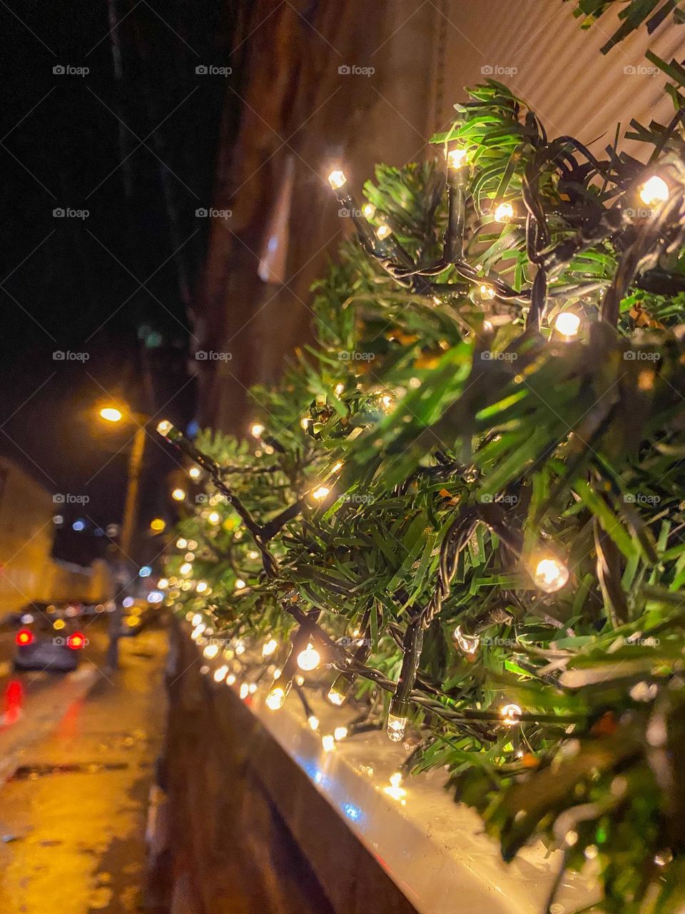 holiday details on the window of a house in Belgrade 📸