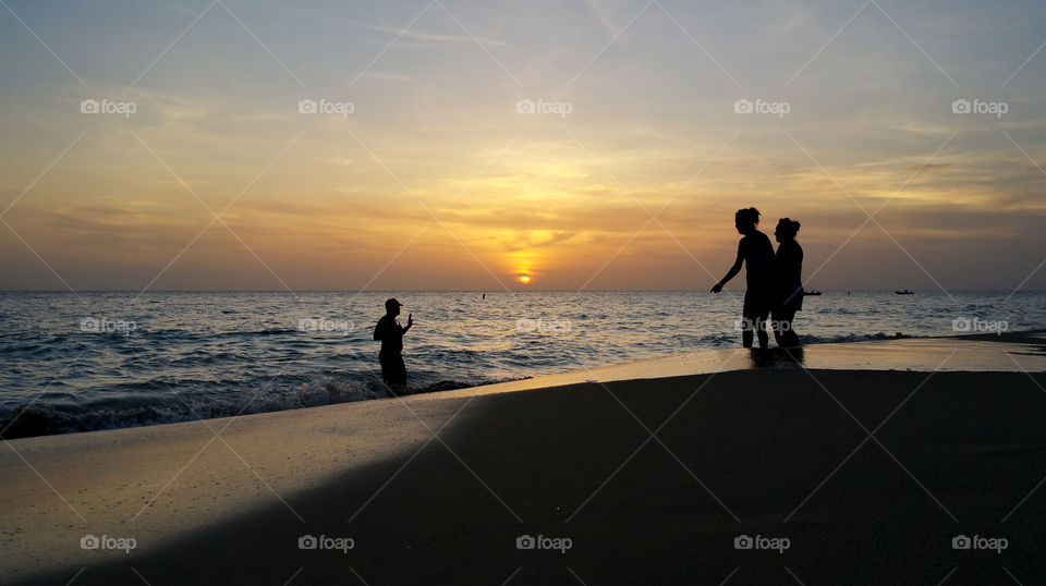 friends sunset silhouette