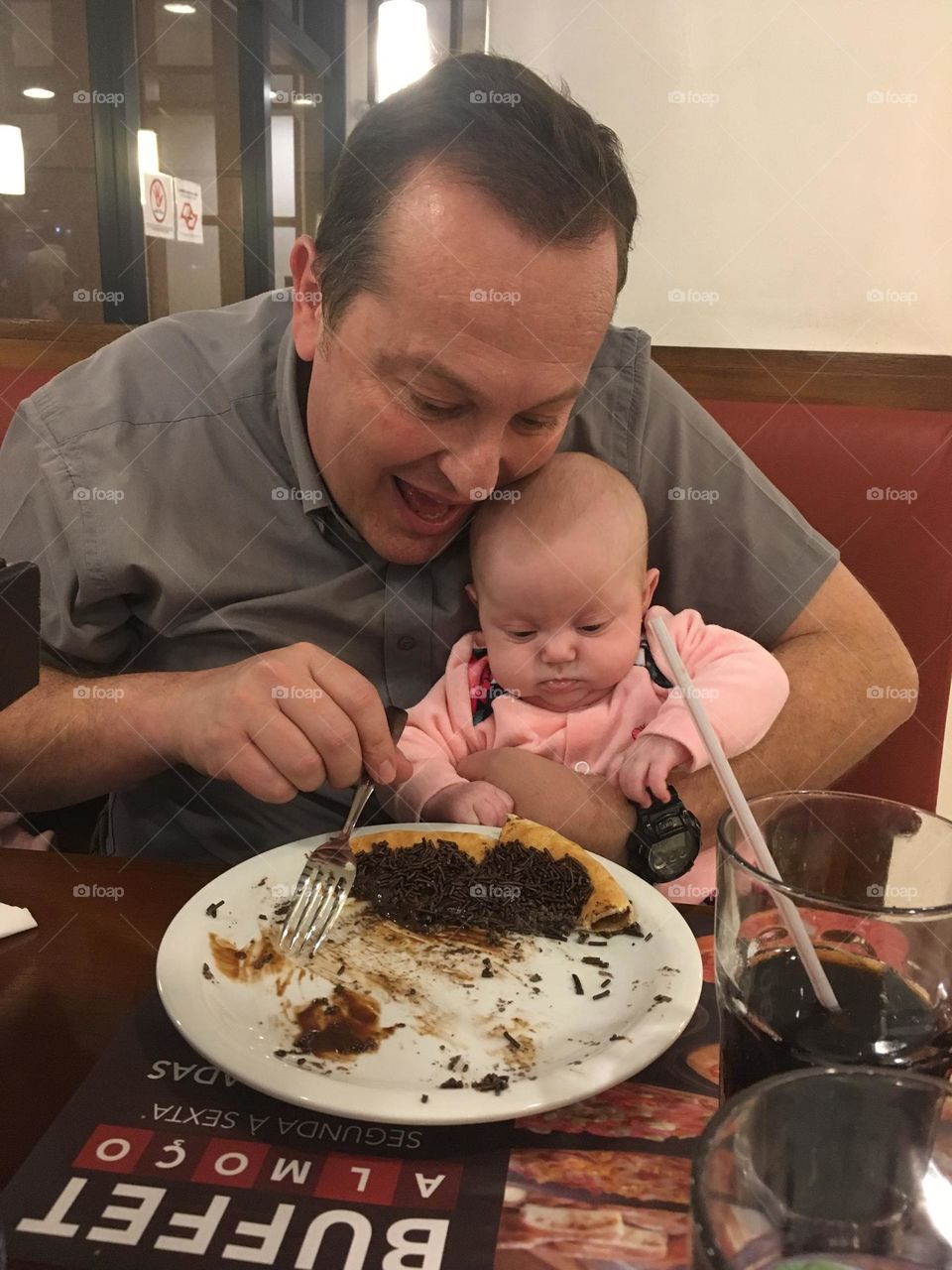 🇺🇸First-time parents still don't know everything... but we love our kids and give them chocolate cake - with lots of love! / 🇧🇷Pais pela primeira vez ainda não sabem tudo… mas amamos nossas crianças e damos bolo de chocolate a elas - com muito carinho!