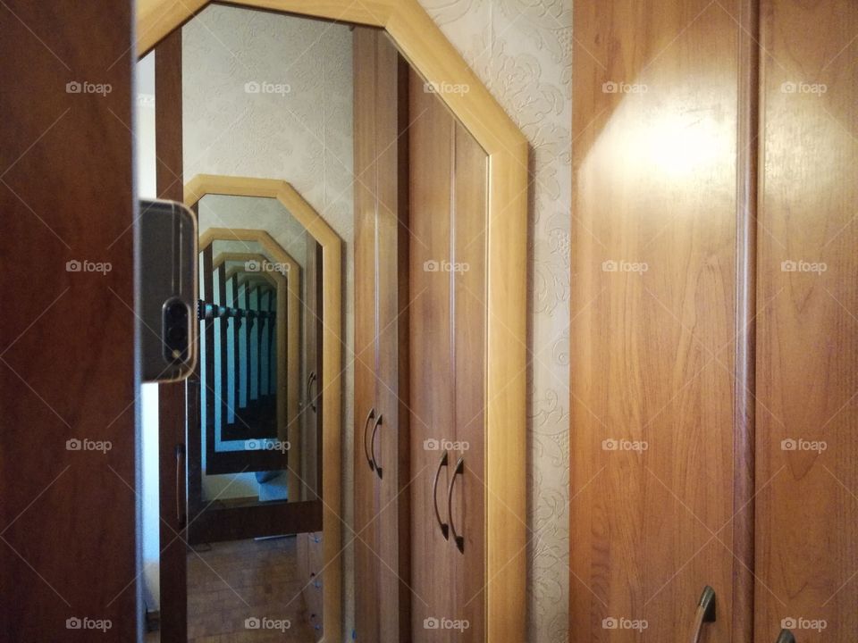 зеркала создали коридор