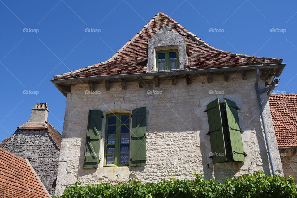 Fenêtre d'une maison typique du Queyras (Lot-France)