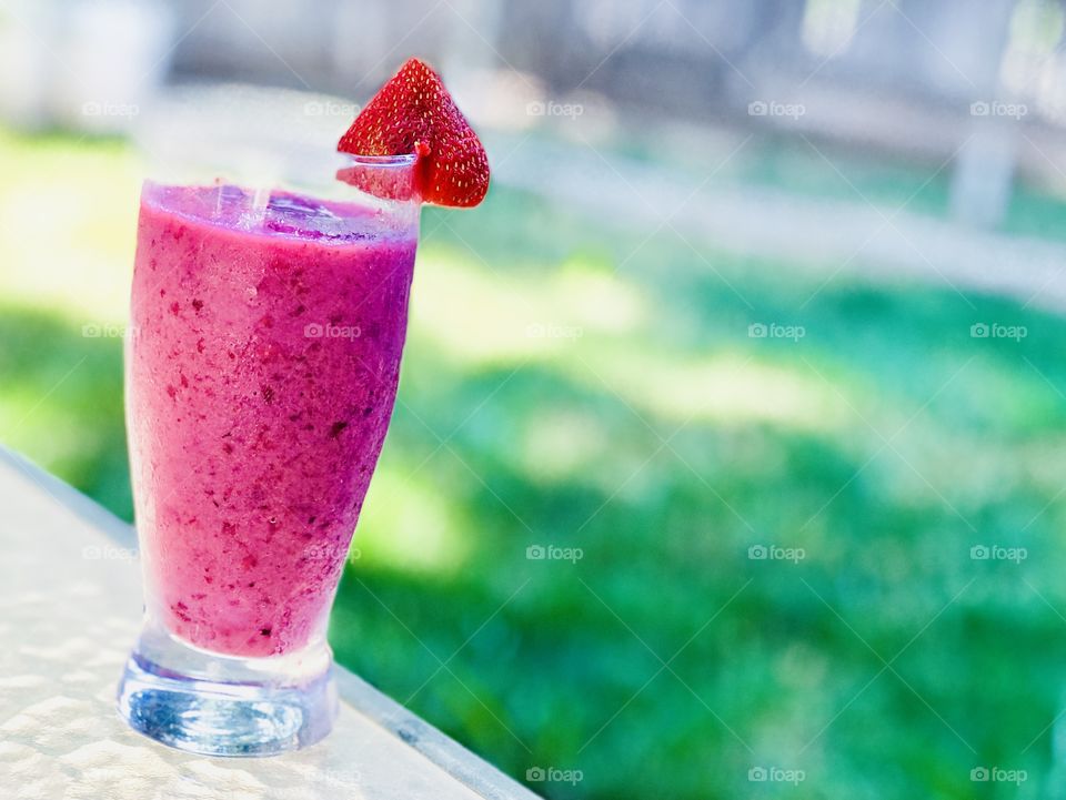 Smoothie is the best during the hot season, the sweet smell of berries and crunch ice to your mouth hmm, hmm, yummy 😋