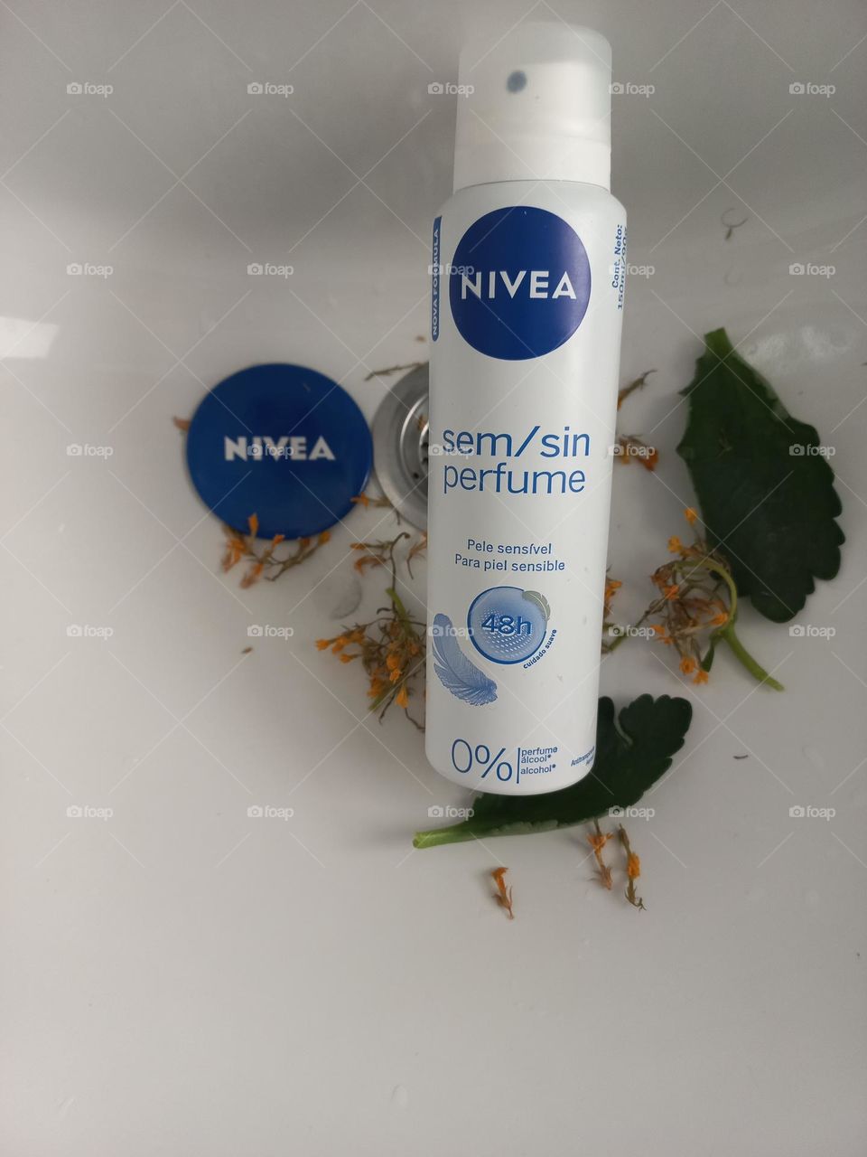 O desodorante é um item indispensável de higiene pessoal, saudável a controlar o suor produzido pelas glândulas das axilas e protege contra os odores da transpiração. O desodorante Sem Perfume da NIVEA, cuida, trata e protege a pele por 48 h
