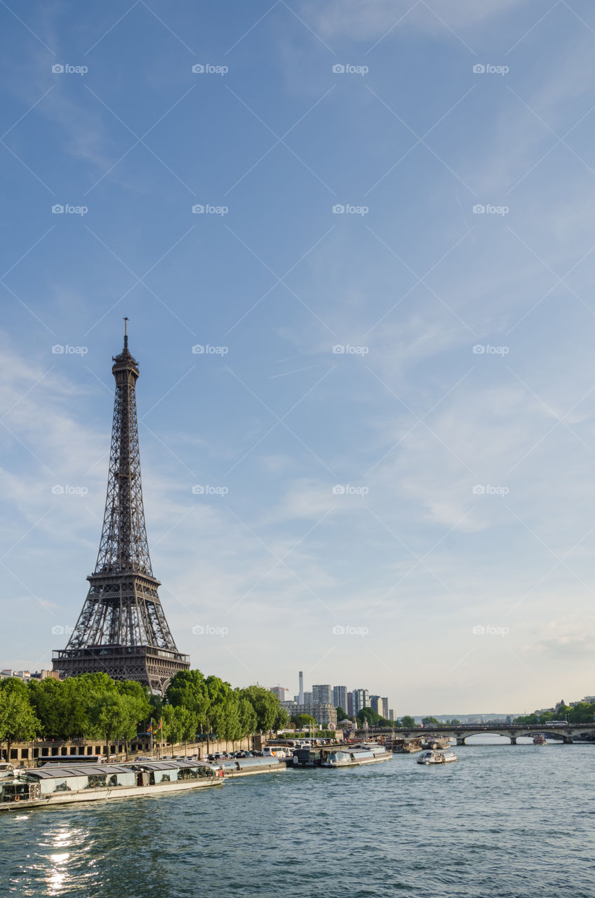 Tour Eiffel . Vue sur la Tour Eiffel et sur la Seine