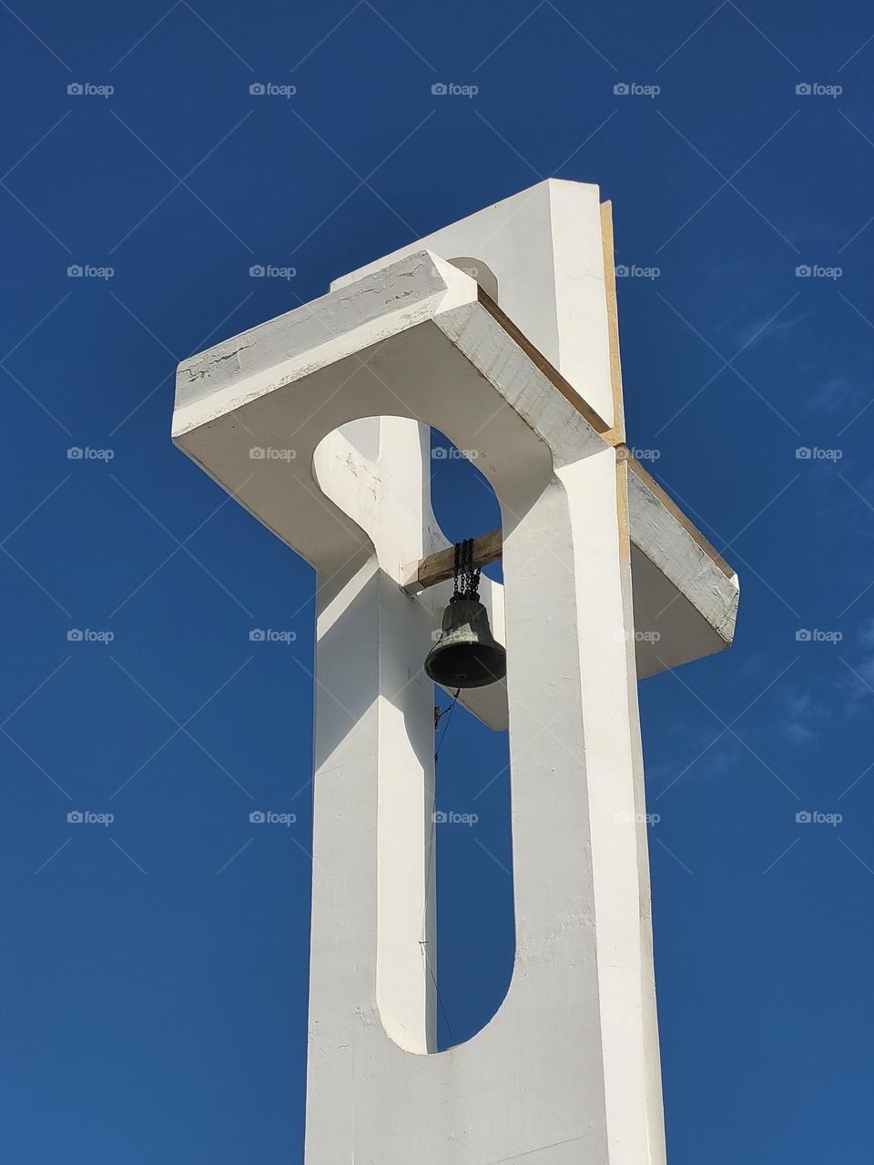 estructura blanca para la campana de la iglesia