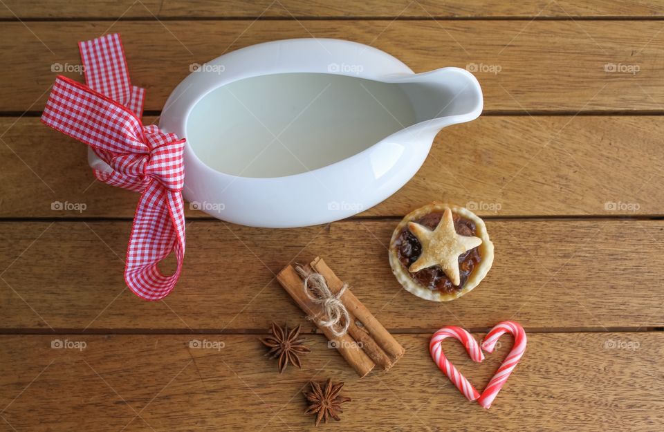 Traditional mince pie with cream 