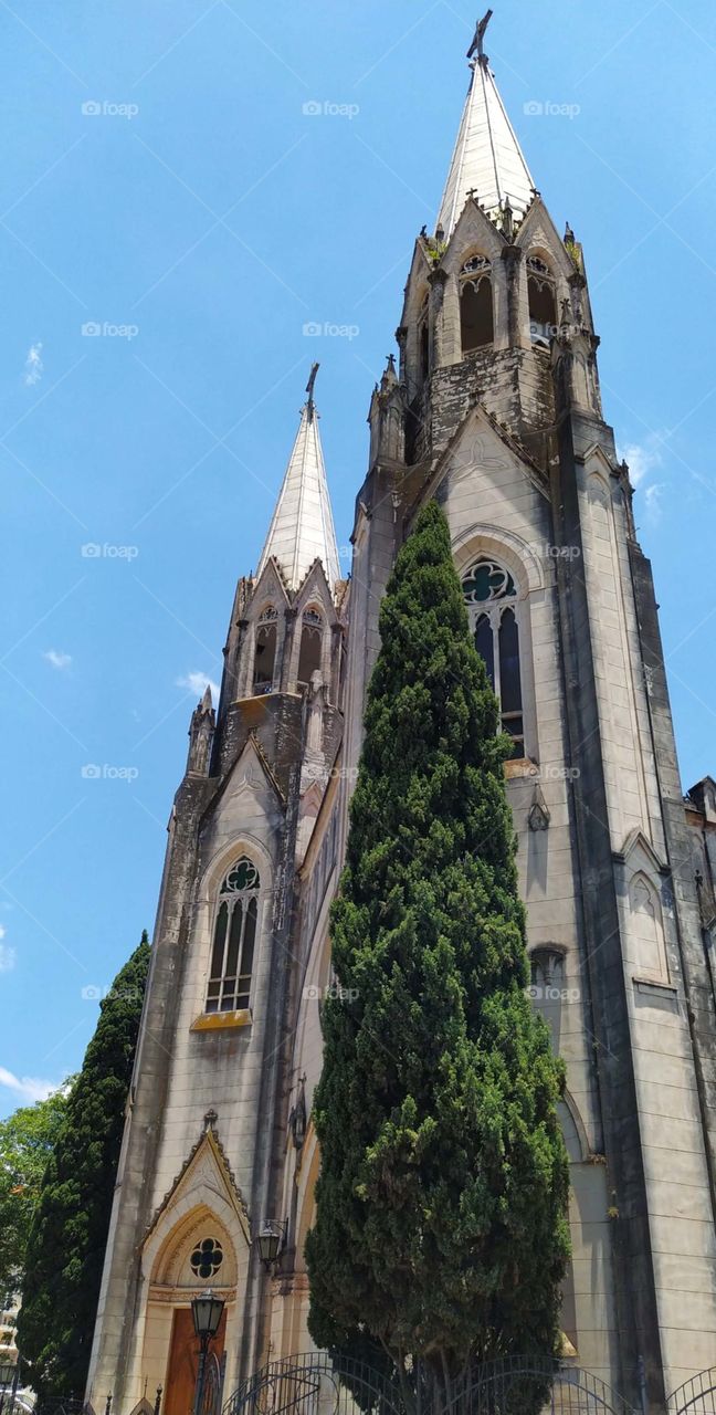 Igreja com características góticas no interior de São Paulo.