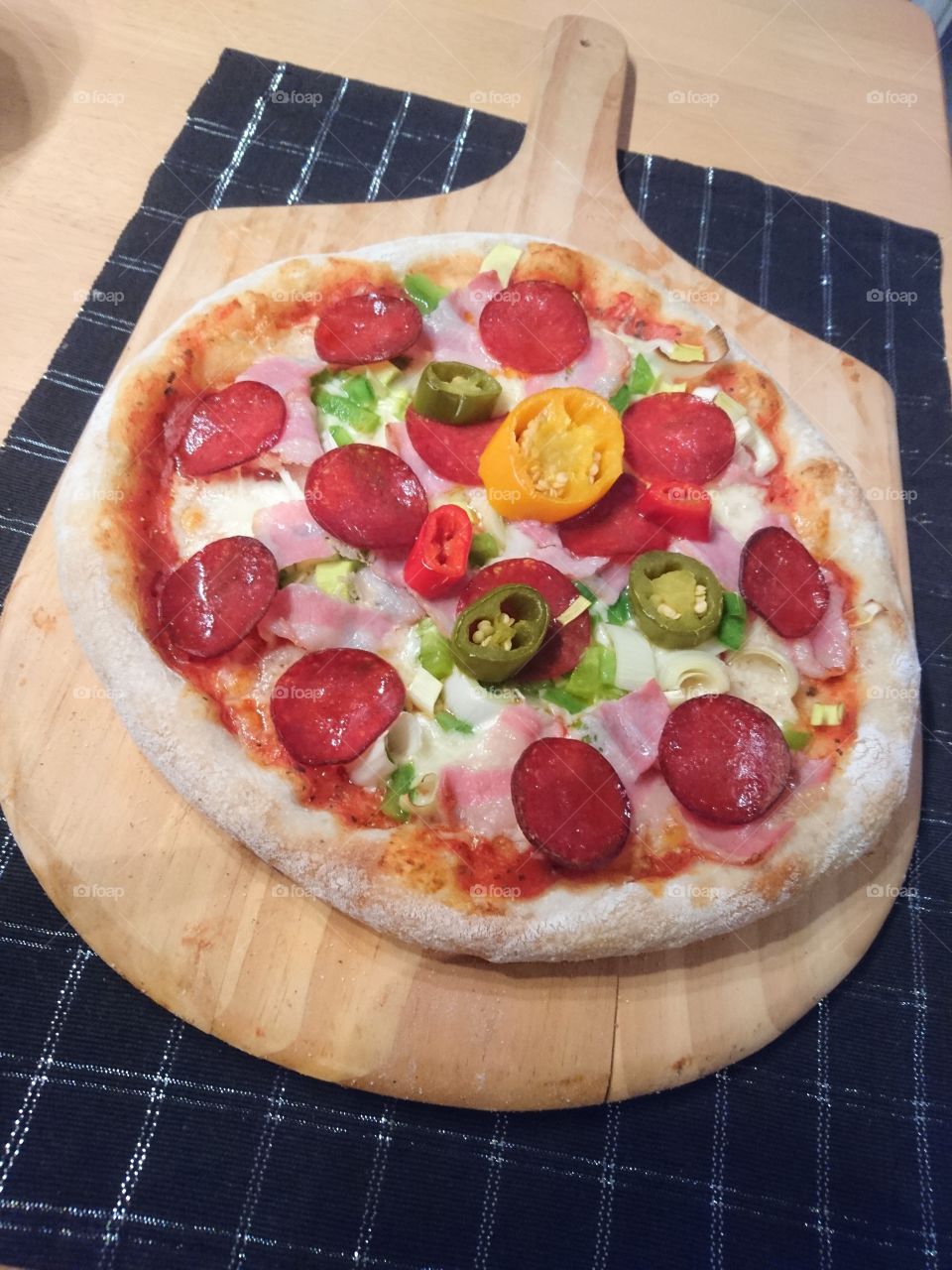 pepperoni bacon and jalapeño pizza