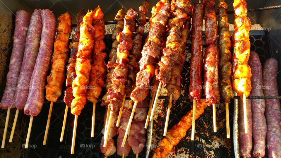 Espetos de frango, carne bovina, suína, linguiça. Churrasco.