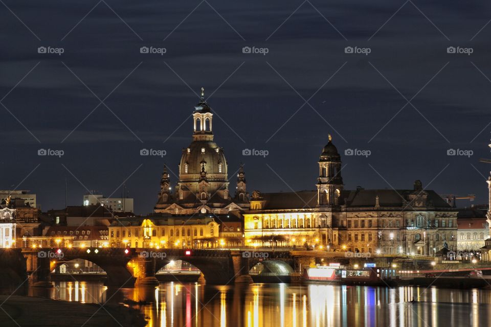 Elbufer Dresden mit Sicht auf die Frauenkirche