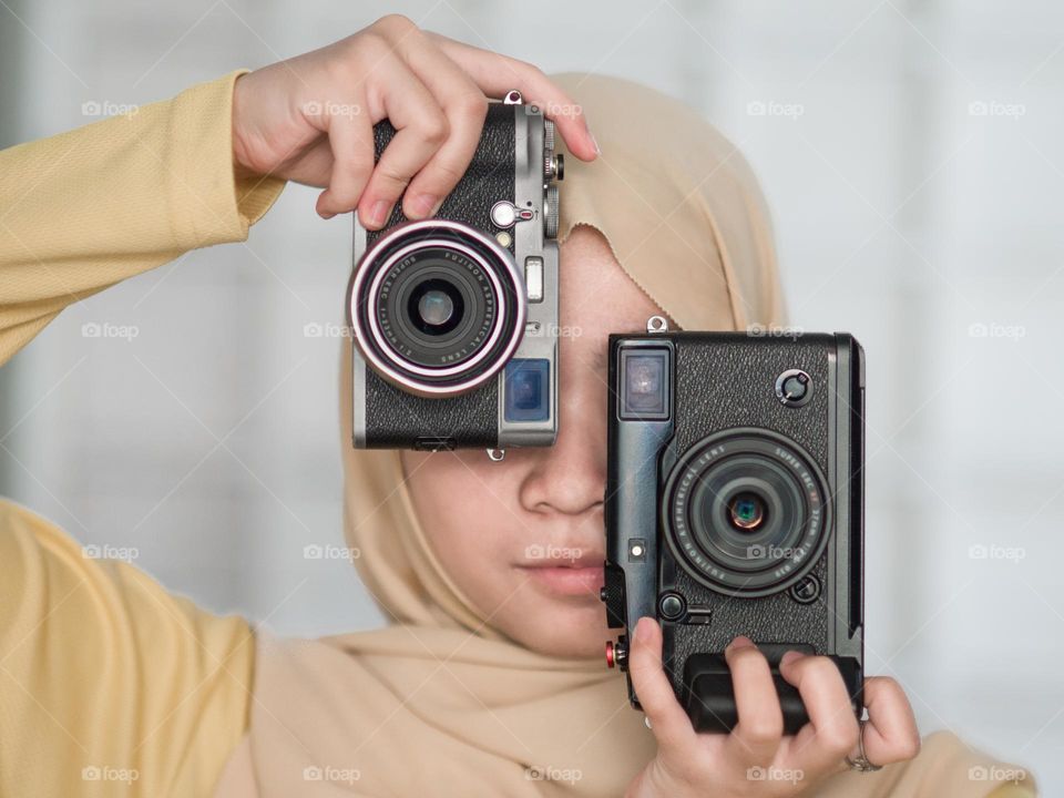 Diehard fan holding the Fujifilm X100 and XPro2