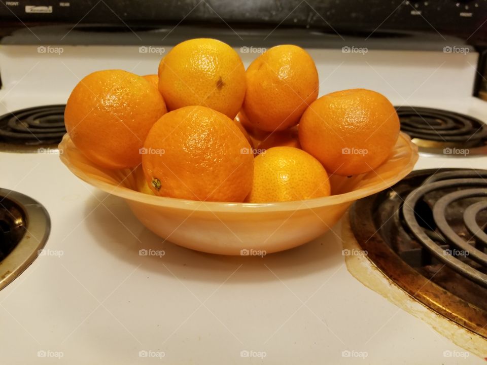 oranges in a  bowl