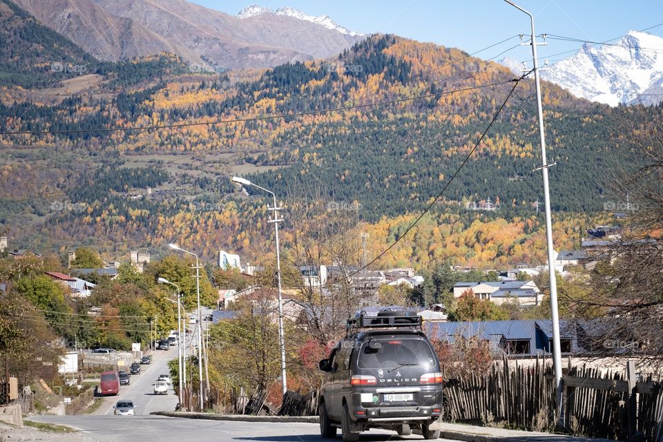 Beautiful mountain waiting in front of travelers ‘s car