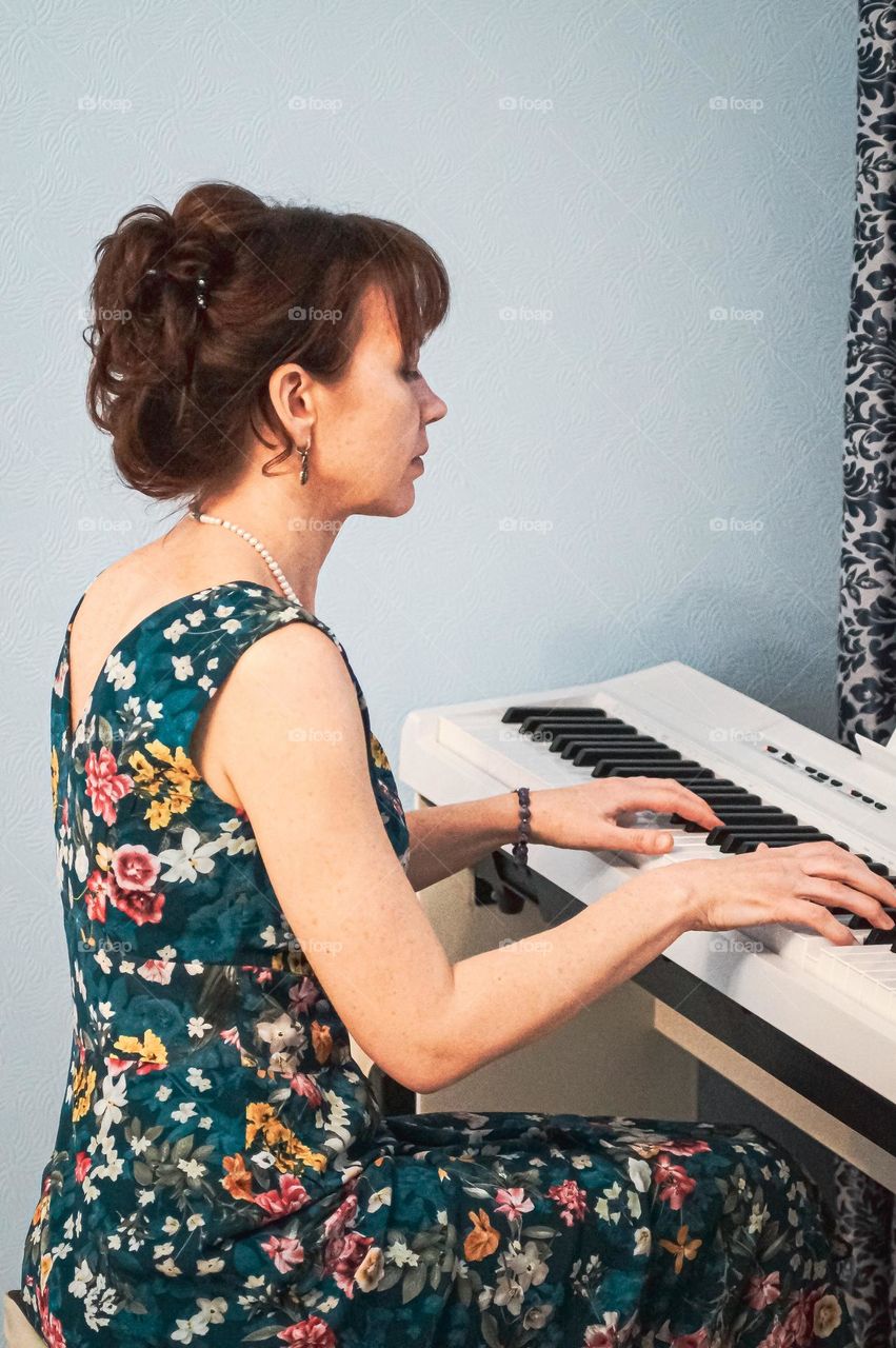 Girl playning the piano