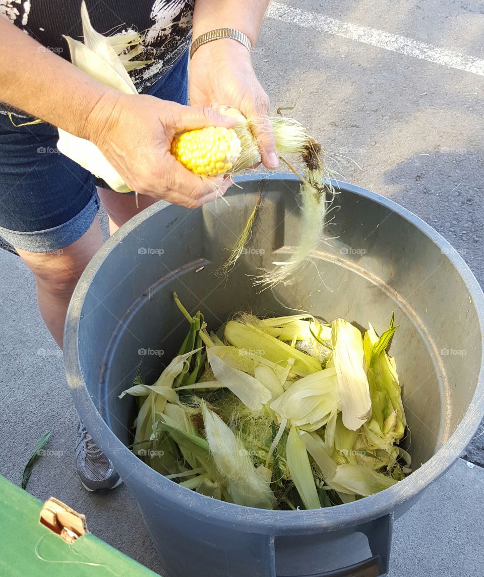 peeling corn