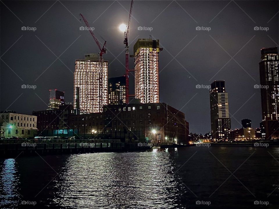 „Newtown Creek“ by the „Pulaski Bridge“ in „Long Island City“, Queens, NY can unfold its spectacular character when all the surrounding buildings from houses to skyscrapers are illuminated with electric lights. 2022. Hypnotic Productions