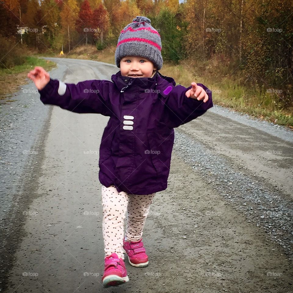 Glad tvååring!. Hälsar på hos farmor och farfar