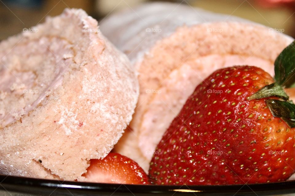 Strawberry Roll with Fresh Strawberries 