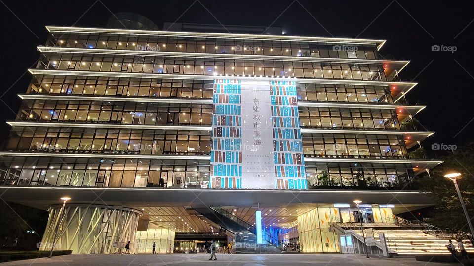 kaohsiung Main Public library. THE architectural technique is very special using suspended steel rods, which is a lightweight design, and adopts glass curtains, so it is also the most penetrable library in the world.