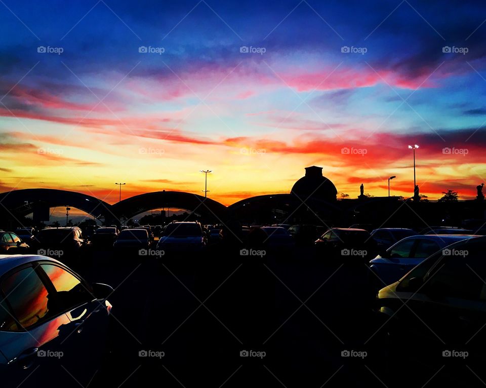 O entardecer na cidade de Aparecida, com o céu colorido e a sombra da silhueta das casas. / The sunset in the city of Aparecida, with the colorful sky and the shadow of the silhouette of the houses.