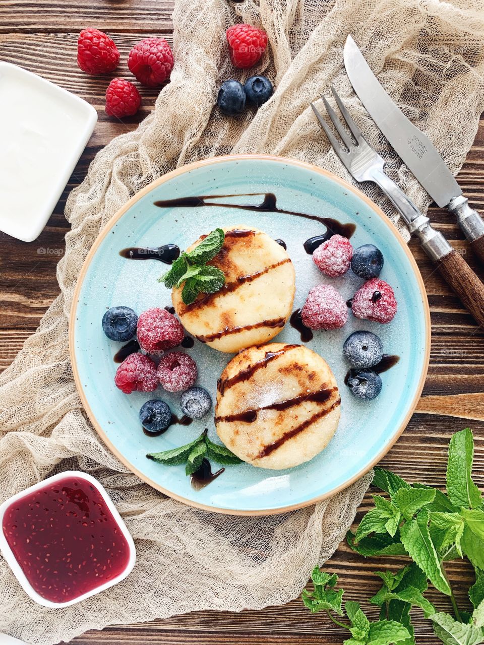 Cheese pancake with berries